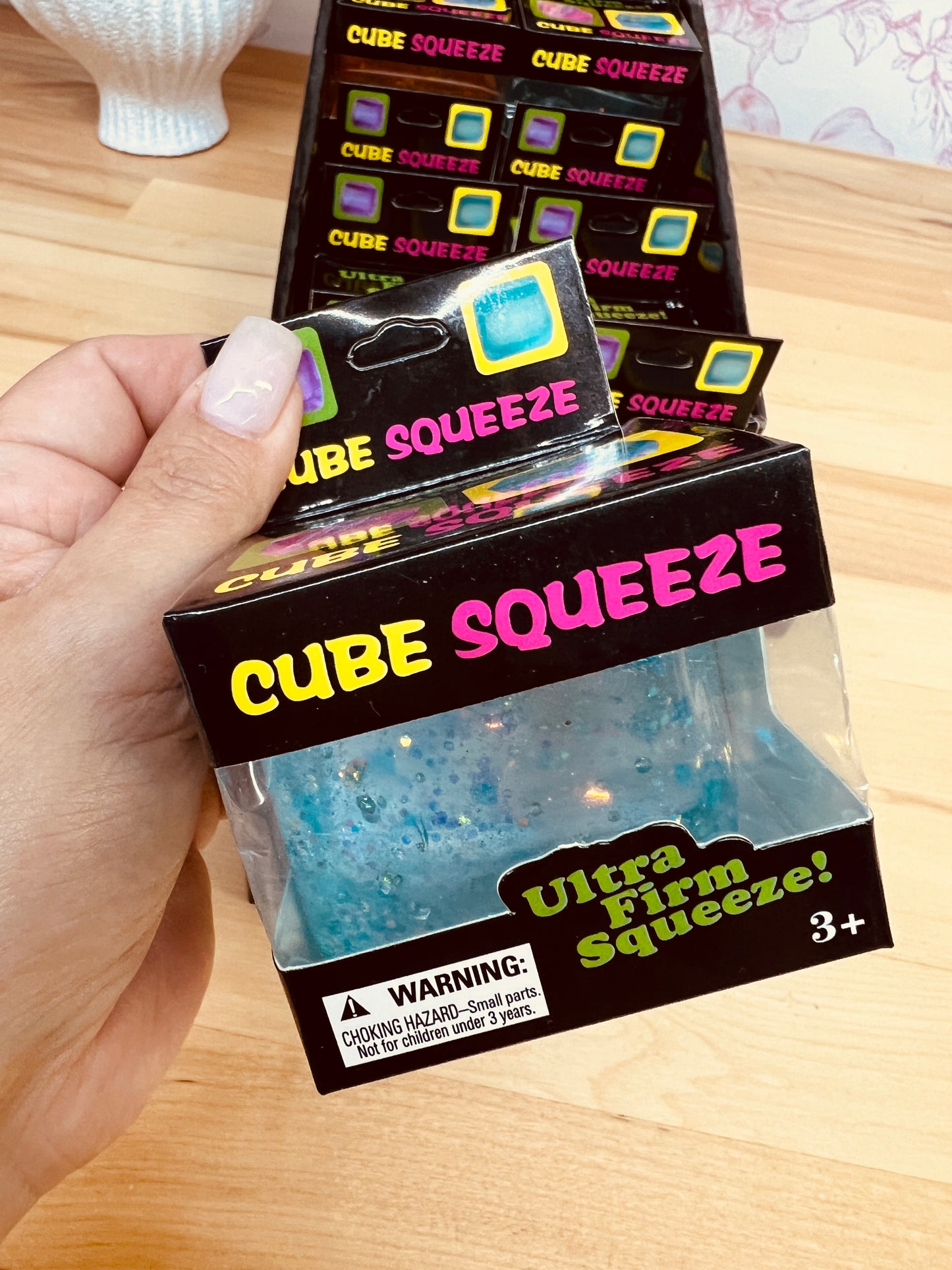 GLITTER CUBE SQUISHY TOY